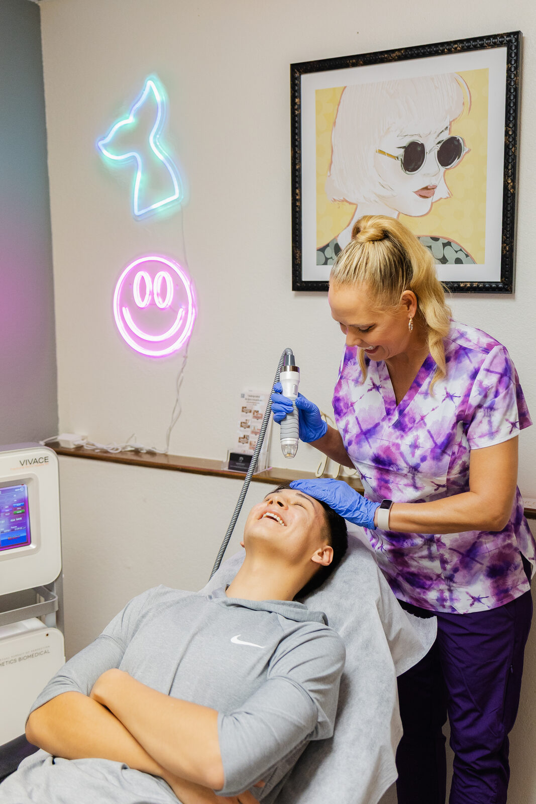 A smiling client during a treatment in the Skinpoint studio